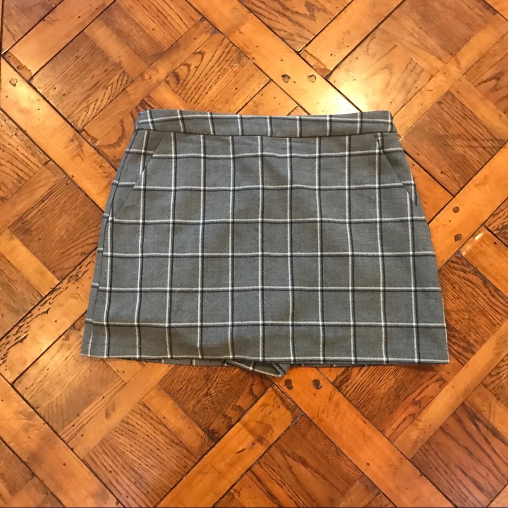 Forever 21 Plaid Skirt with shorts and pockets!
